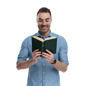 小说 男人 衬衫 发型 微笑 圣经 学习 阅读 摆姿势 学生