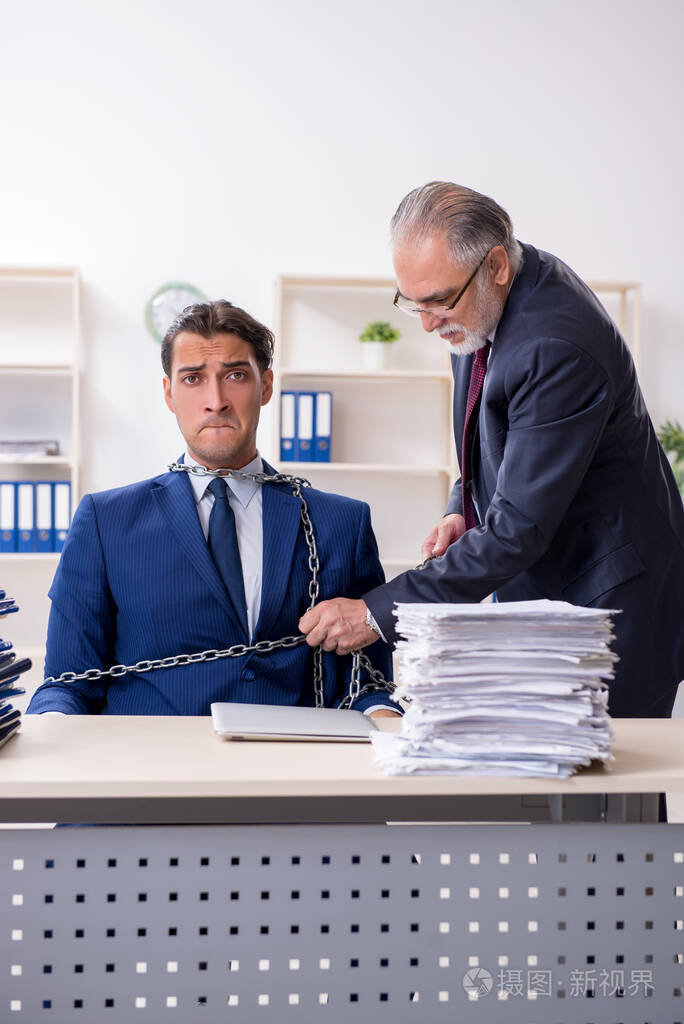 办公室里的老老板和年轻的男员工