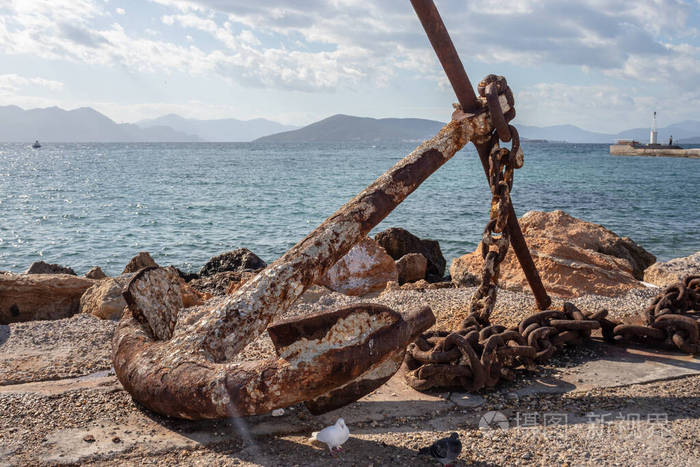 晴天港口的一个巨大的生锈的锚