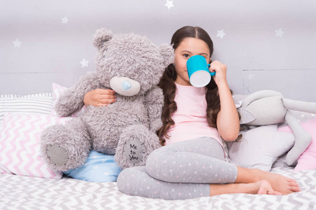 睡觉时喝牛奶.小孩子在床上喝牛奶.喝天然牛奶.喝乳制品.热饮.