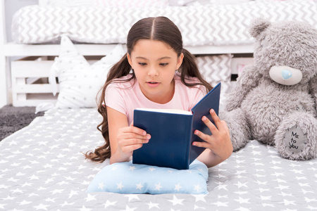 小孩子读英语书.小女孩学英语.英国文学.英语语法.学习外语.私人课.