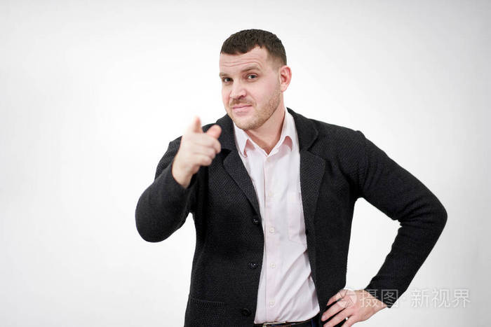 一个商人在灰色背景上用手指指着你