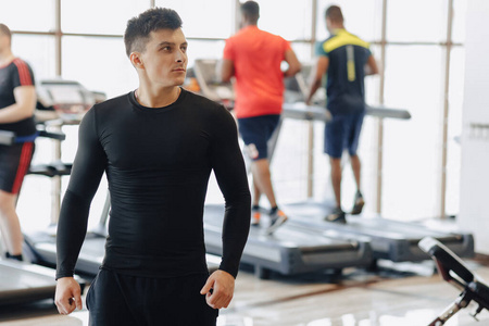 运动员 健身房 摆姿势 男人 锻炼 肌肉 重量 身体 健美运动员