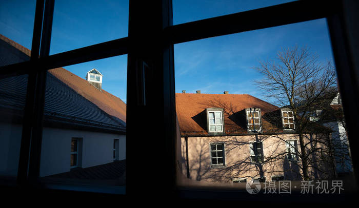 在阳光明媚的日子里从窗户看到隔壁的房子德国慕尼黑