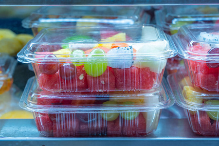 甜品店出售的彩色混合水果盒图片