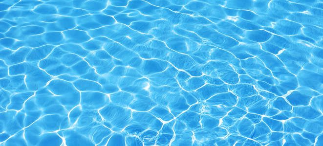 水的背景，波纹和流动的波浪。夏日蓝色游泳池图案。大海，海面。带文本位置的俯视图。全景横幅