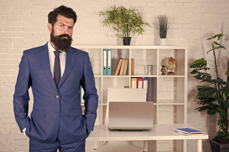 工作场所严肃成熟的老板.一切井然有序.现代社会的商业生活.