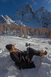 躺在雪地里用手机自拍的女人