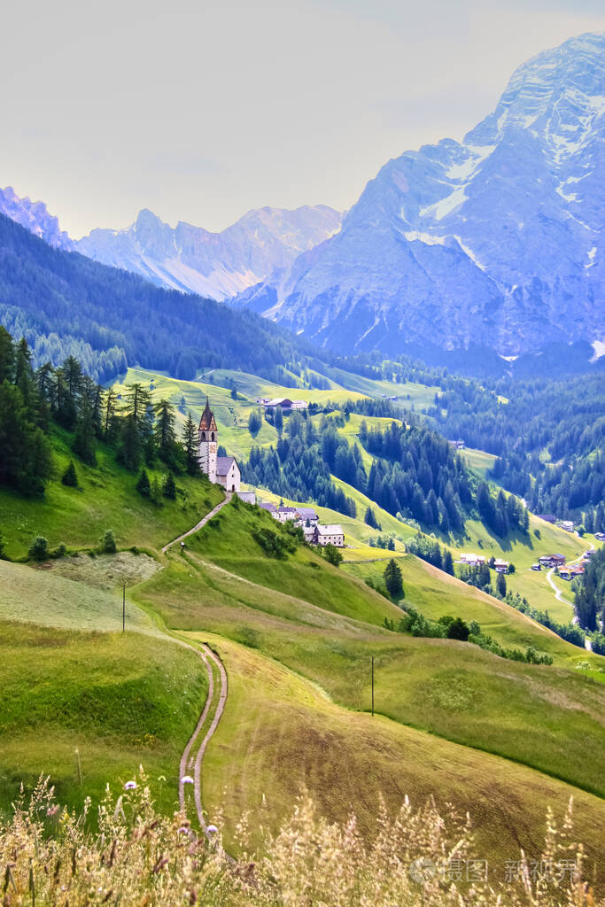 晴朗晴朗的高山景观