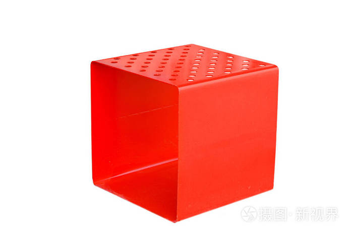 白色背景上的红色金属立方体坐在一个孤立的背景上的红色方块