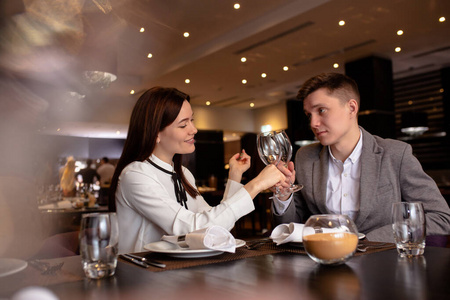 一对幸福的情侣在餐厅吃饭,约会照片