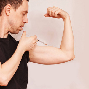 男人注射类固醇激素.生长注射程序照片