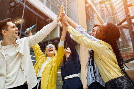 浮躁浮躁是活跃的年轻人要登上顶峰,登上商界的巅峰照片