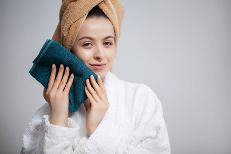 女人洗完澡后擦脸巾