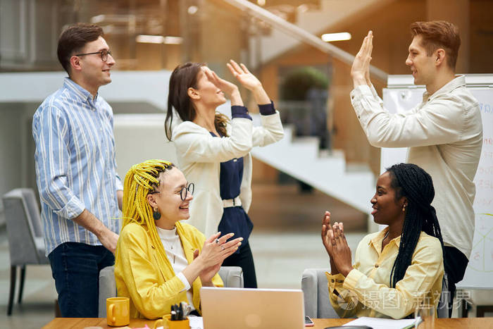 兴高采烈积极进取的人们互相祝贺