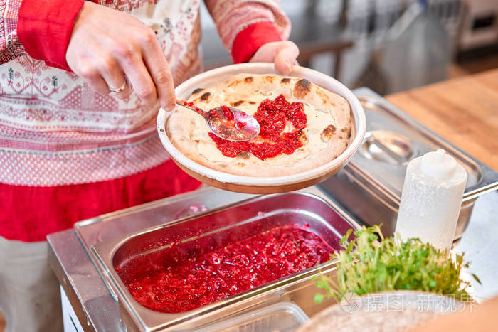 水果披萨。披萨配覆盆子，马斯卡彭和薄荷叶。意大利餐馆里的传统木烤箱。原汁原味的那不勒斯披萨。红热的煤。
