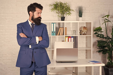 不好过工作场所严肃成熟的老板.一切正常.前面的日子不好过.