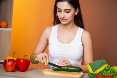 年轻漂亮的女孩准备了一份有用的饮食沙拉