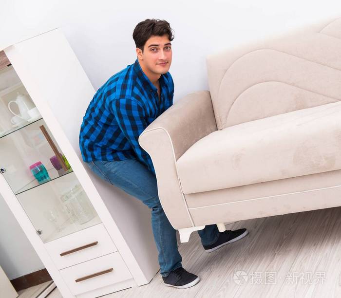 年轻人搬沙发