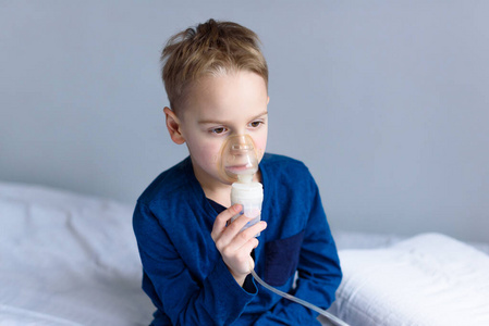 孩子用防晒霜喷雾生病的孩子用喷雾器呼吸.