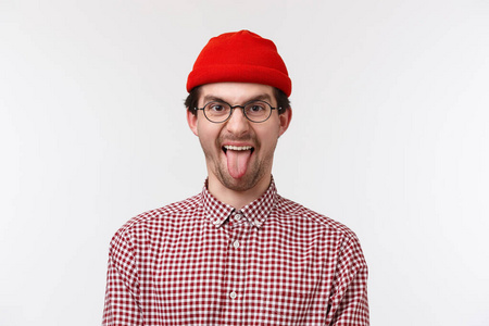 特写写真搞笑可爱的小胡子嘻哈男,戴着红色的小帽子和眼镜,笑嘻嘻地