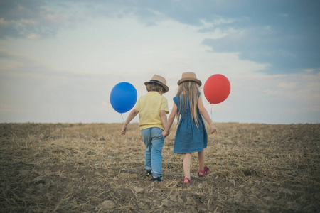 美丽有趣的一天可爱的朋友在大自然.有趣的小女孩和男孩.积极的孩子.