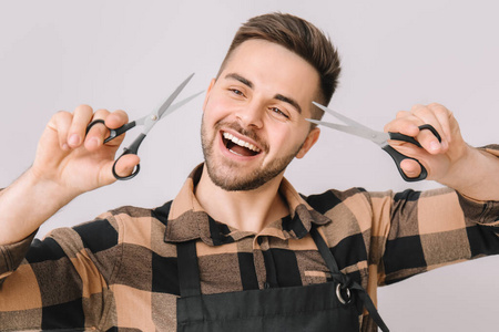 白种人 成人 男人 时尚 头发 沙龙 造型师 剪刀 服务