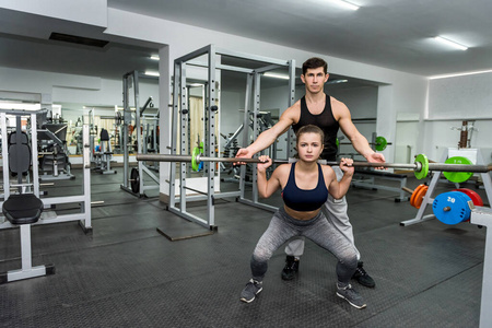 训练 女孩 健康 工作 健美 运动型 哑铃 重量 运动 健身房