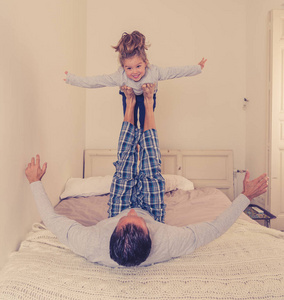 女儿 感情 拥抱 宝贝 女人 童年 在室内 幸福 微笑 父亲