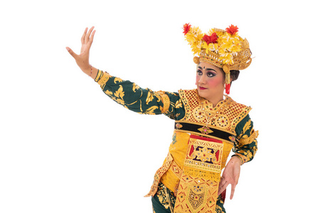 舞者用真实的姿势表演巴厘传统舞蹈