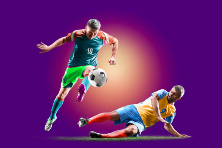五颜六色的职业足球运动员孤立在紫色背景上