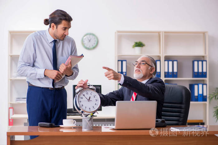 办公室里的老老板和年轻的男员工