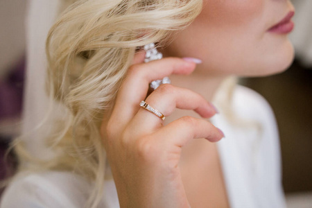 面对 耳环 美极了 触摸 尝试 宝石 女人 美女 新娘 婚礼
