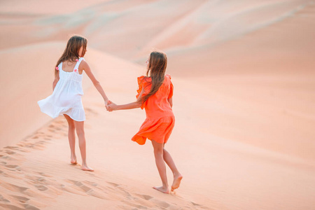 阿联酋大沙漠中沙丘上的女孩们图片