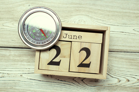 6月22日。6月22日木制彩色日历的图像。夏日