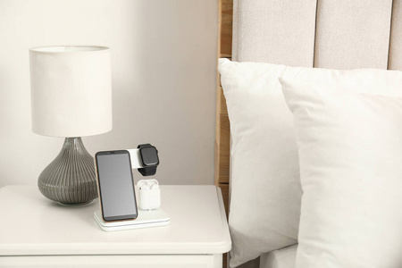连接 充电器 在室内 指控 充电 卧室 技术 耳机 桌子