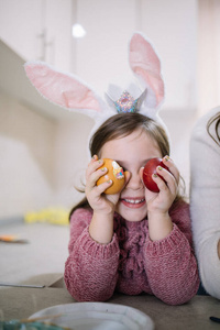 快乐的小女孩把彩蛋捂在眼睛上图片
