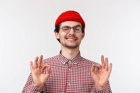 高兴自信的年轻人保证一切都好,微笑着露出ok的手势,点头表示同意,对