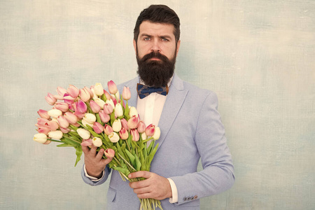 3月8日.爱和花约会.生日快乐.留着胡子的男人戴着郁金香花的领结.