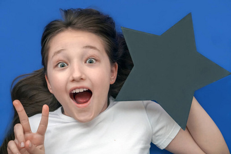 脸上洋溢着喜悦和惊喜的表情,背景是蓝色经典