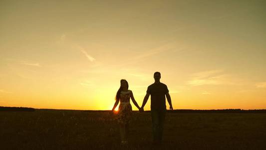 激情夏日毛笔字美丽的女孩和男孩在春天的阳光下携手同行.