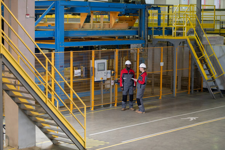 工厂 在室内 团队合作 新的 工作 工人 女人 安全帽 工程师