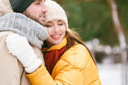 男人 步行 拥抱 男朋友 丈夫 冬天 快乐 浪漫的 成人