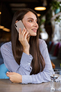 装置 说话 微笑 智能手机 美女 技术 白种人 连接 自助餐厅