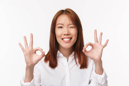 保证产品质量,眨眨眼保证和高兴的微笑,做出好的手势,很好,白色背景