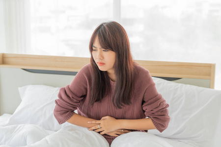 宿醉 腹泻 睡觉 卧室 胃痛 女孩 疾病 抽筋 月经 期间