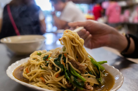 油炸 街道 好吃 餐厅 食物 盘子 猪肉 面条 市场 桌子