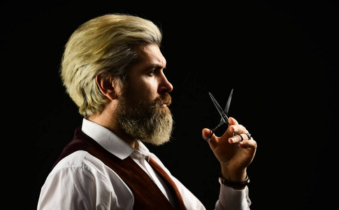 老板专业专业理发师准备做一个时髦的发型.在理发店理发.