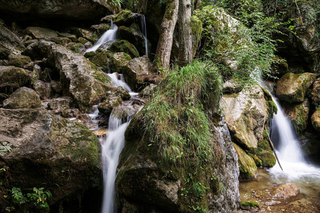 瀑布 岩石 风景 斜坡 自然 流动 苔藓