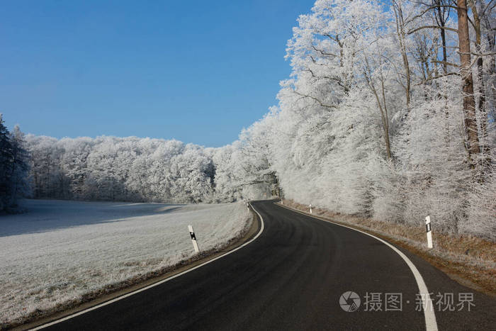 晶体 成熟 曲线 边界 标记 寒冷的 风景 天空 草地 季节